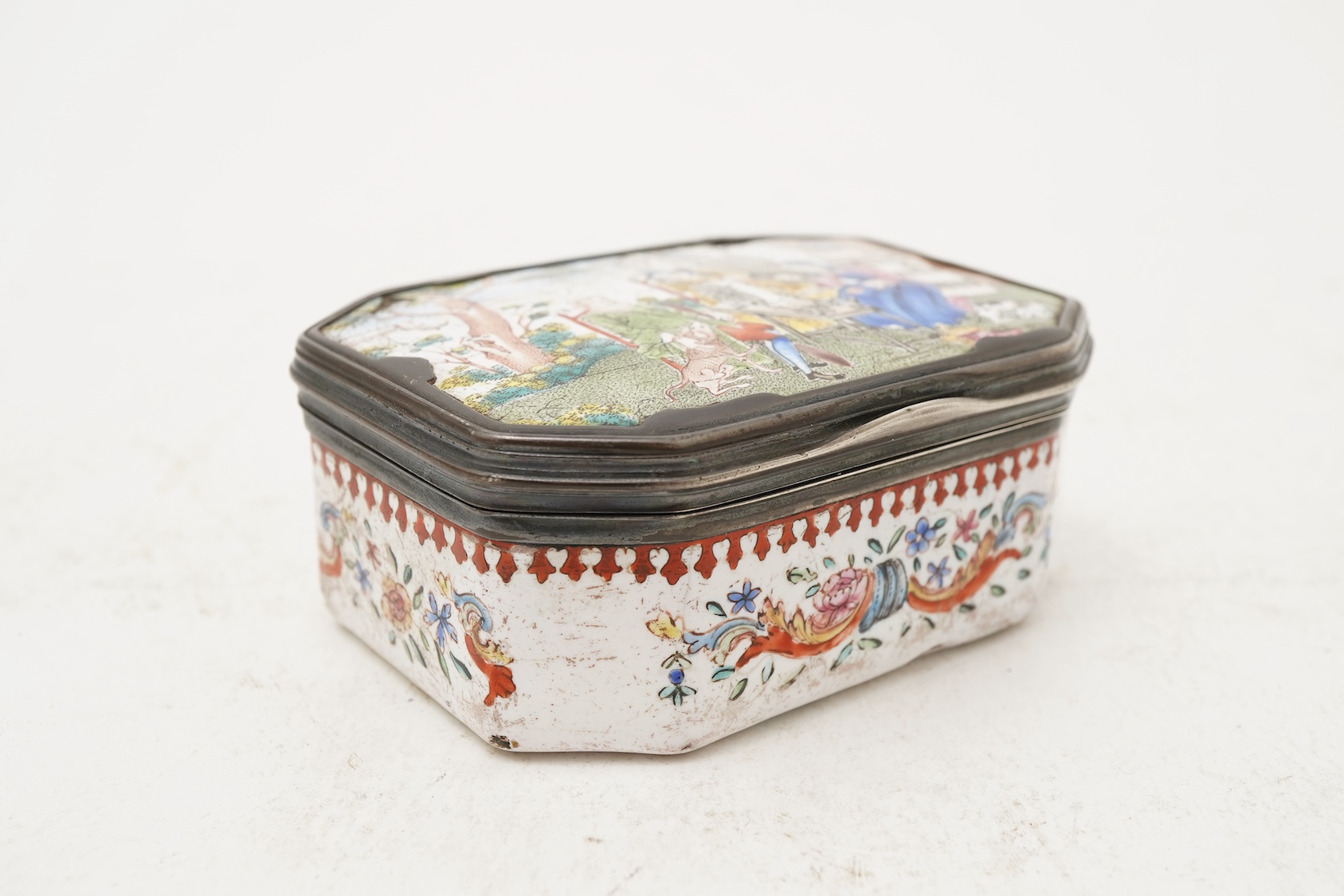 A Chinese Guangzhou enamel European subject snuff box, 18th century
